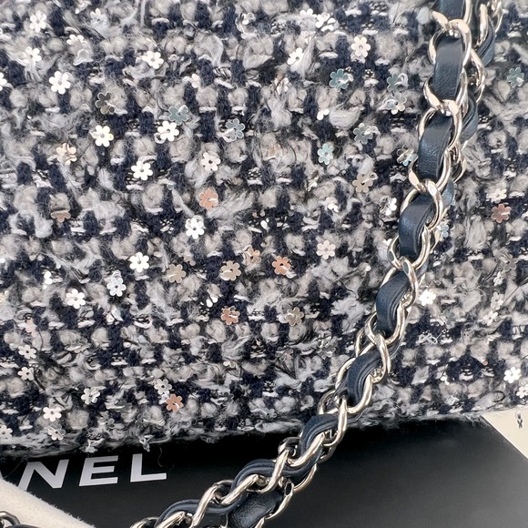 Authentic Chanel 2021 Limited Tweed with Snow flake Sequins Classic flap - Picture 5 of 7